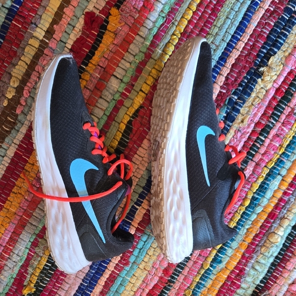 NIKE - Picture 1 of 2